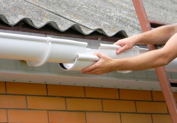 Cost of Gutter Hanging in Lincoln